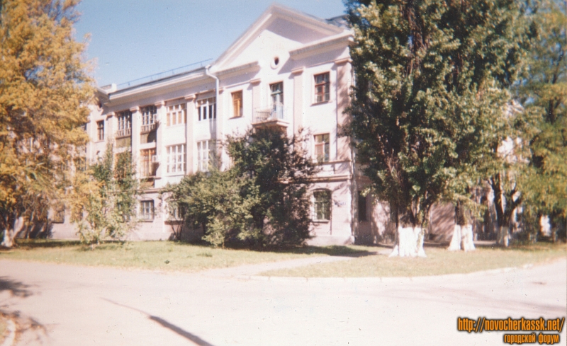 Новочеркасск: Улица Гвардейская, 2. Построен в 1953 году