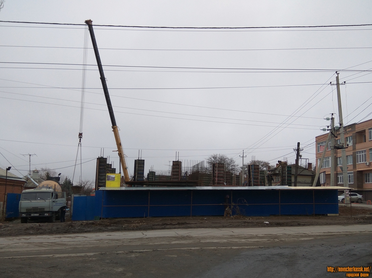 Новочеркасск: Строительство трехэтажного здания на углу Щорса и 26 Бакинских комиссаров. Заливка колонн