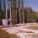 Монумент «Вечный огонь» и братское кладбище. Построен в 1975 году к 30-летию Победы. Архитектор В. Куроптеев