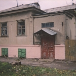 Улица Фрунзе, 52. Здесь в 1859 году родился художник Н. Н. Дубовской. Дом частично перестроен в начале 1950х годов