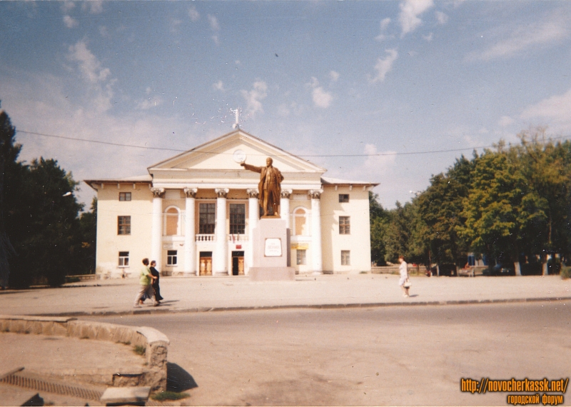 Новочеркасск: Улица Калинина. Прощадь перед домом культуры НЗСП
