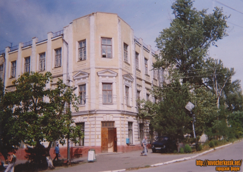 Новочеркасск: Общежитие на углу Платовского и Орджоникидзе