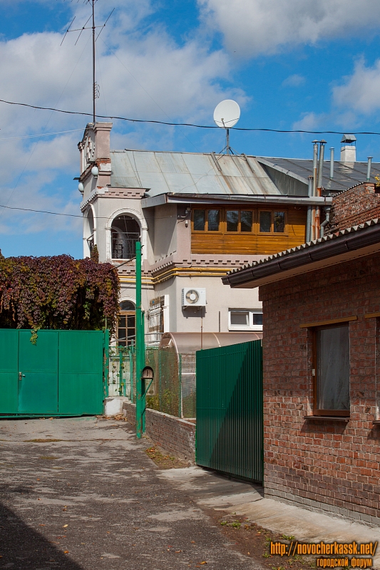 Новочеркасск: Улица Красноармейская, 26. Во дворе