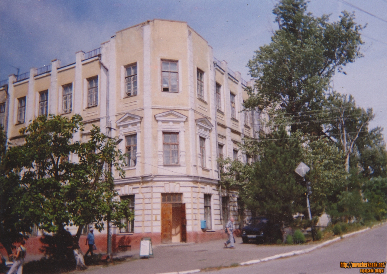 Новочеркасск: Общежитие на углу Платовского и Орджоникидзе