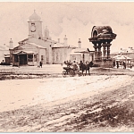 Площадь Ермака: временный собор и деревянная арка