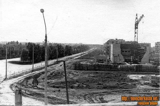 Новочеркасск: Строится кинотеатр «Искра» (сейчас «Космос»)