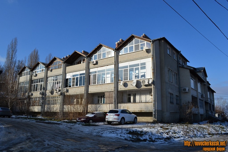 Новочеркасск: Проспект Платовский, 35. Вид с переулка Комсомольского