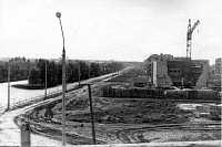 Строится кинотеатр «Искра» (сейчас «Космос»)