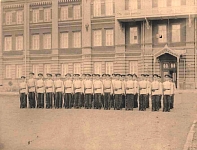 Воспитанники 6-го класса кадетского корпуса в строю