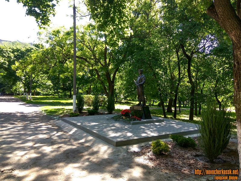 Новочеркасск: Памятник Александру Позыничу в Александровском парке