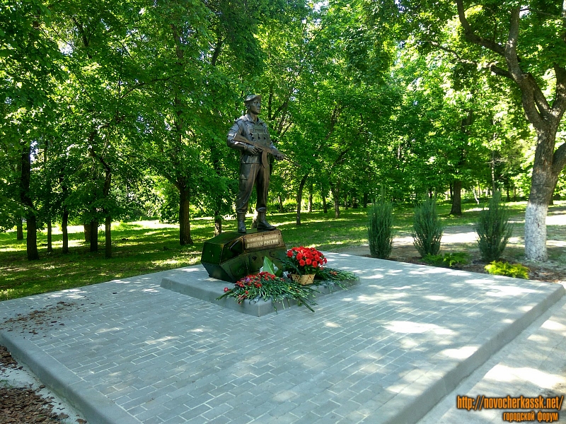 Новочеркасск: Памятник Александру Позыничу  в Александровском парке