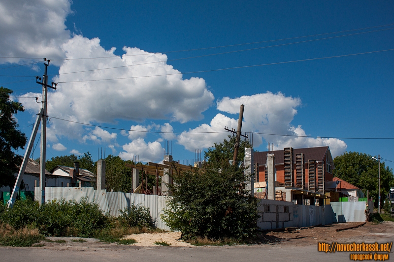 Новочеркасск: Строительство на углу Щорса и Ларина