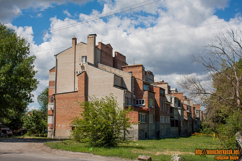 Новочеркасск: Многоэтажка на углу Баклановского и Сарматской