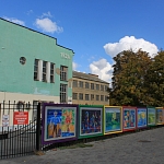 Выставка работ художественной школы на заборе больницы на пр. Баклановском, 2