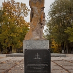 Памятный камень в честь Троицкого храма