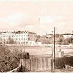 Вид на стадион и улицу Атаманскую со стороны кургана в Александровском парке