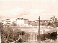 Вид на стадион и улицу Атаманскую со стороны кургана в Александровском парке