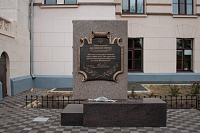 Памятник перед главным корпусом ЮРГПУ (НПИ)