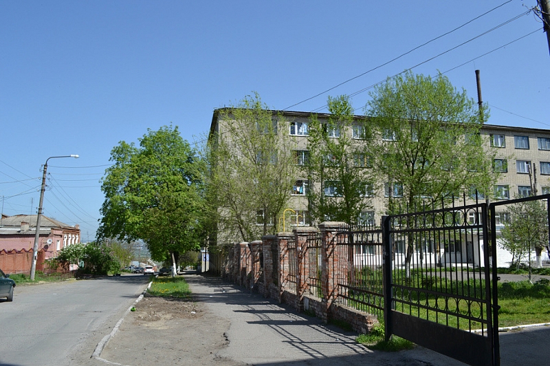 Новочеркасск: Вид улицы Островского. Справа - общежитие