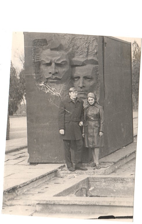 Новочеркасск: Памятник на пл. Троицкой