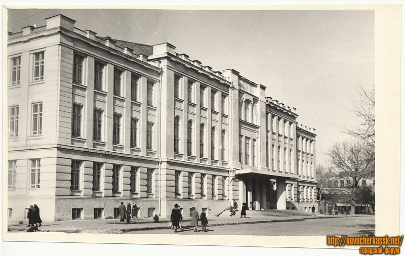 Новочеркасск: Театр на углу Советской (Атаманской) и Платовского