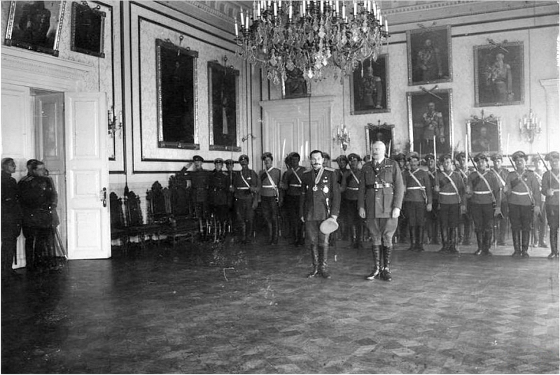 Новочеркасск: Атаман Богаевский А.П. с представителем английской миссии, и караулом из казаков-гвардейцев, Новочеркасск, Атаманский дворец