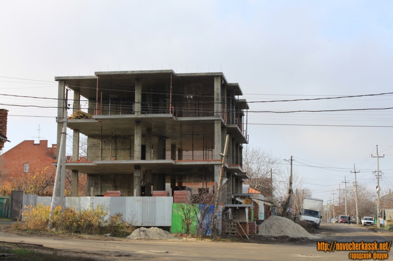 Новочеркасск: Строительство трехэтажного дома на углу Ларина и Щорса