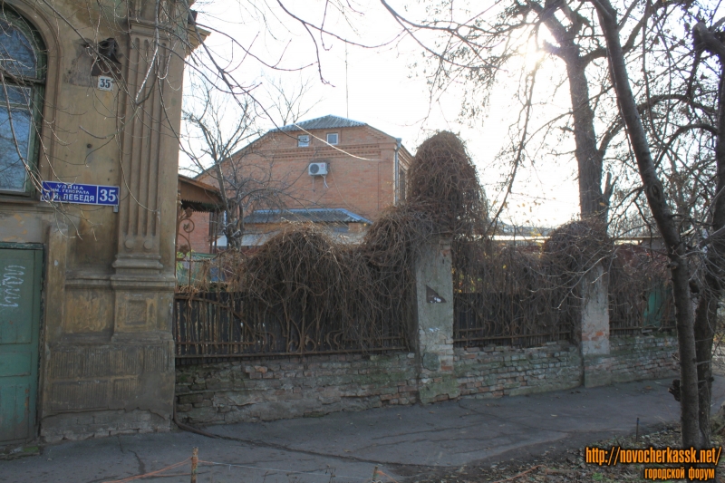 Новочеркасск: Забор в стиле «модерн» на углу площади Левски и улицы имени генерала Лебедя