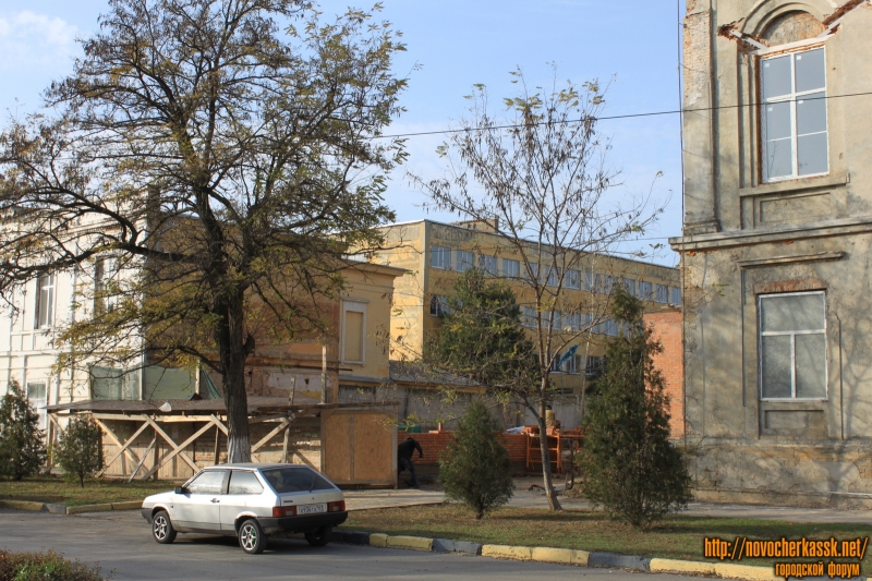 Новочеркасск: Строительство между домами 54 и 58 по проспекту Платовскому