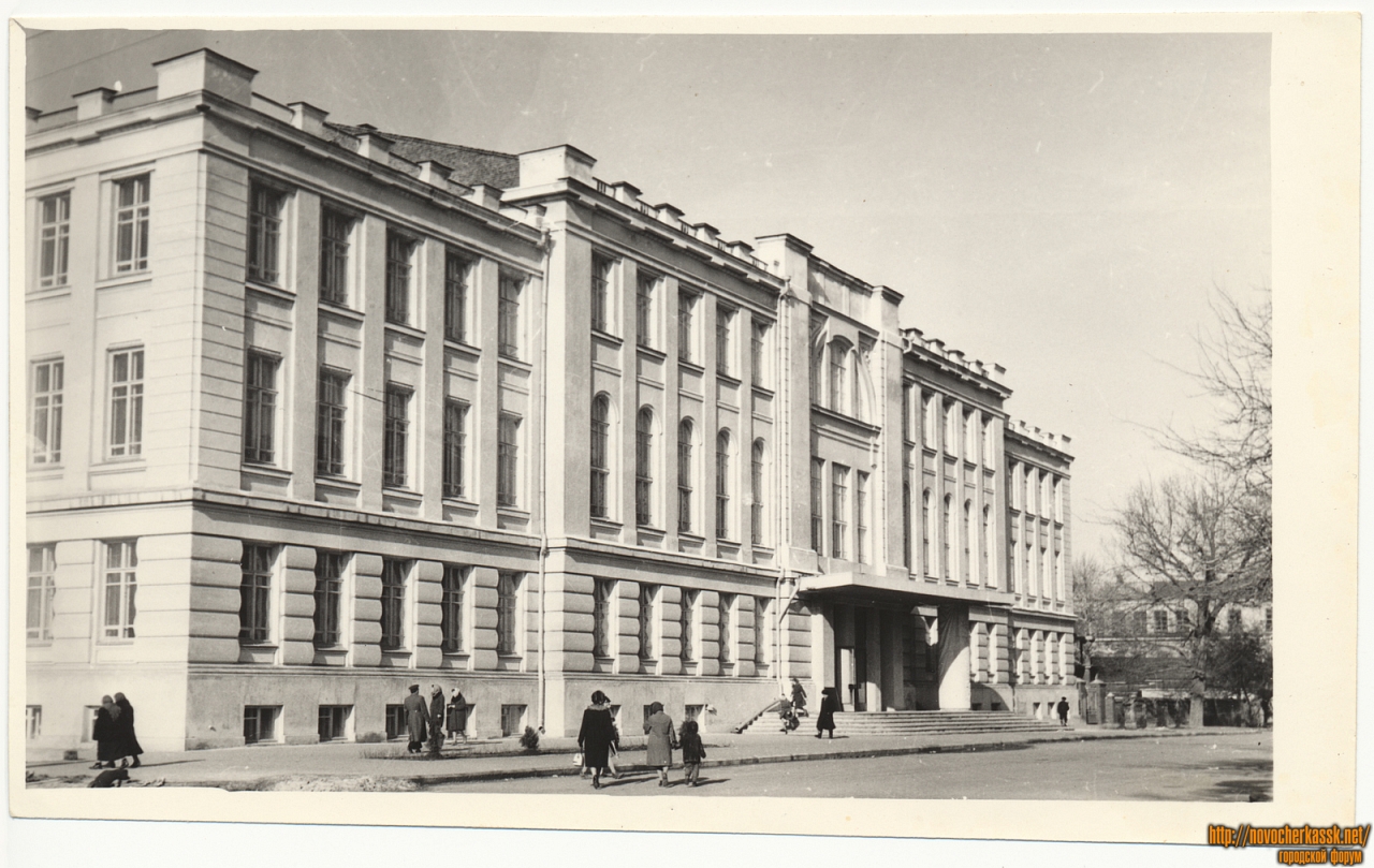 Новочеркасск: Театр на углу Советской (Атаманской) и Платовского