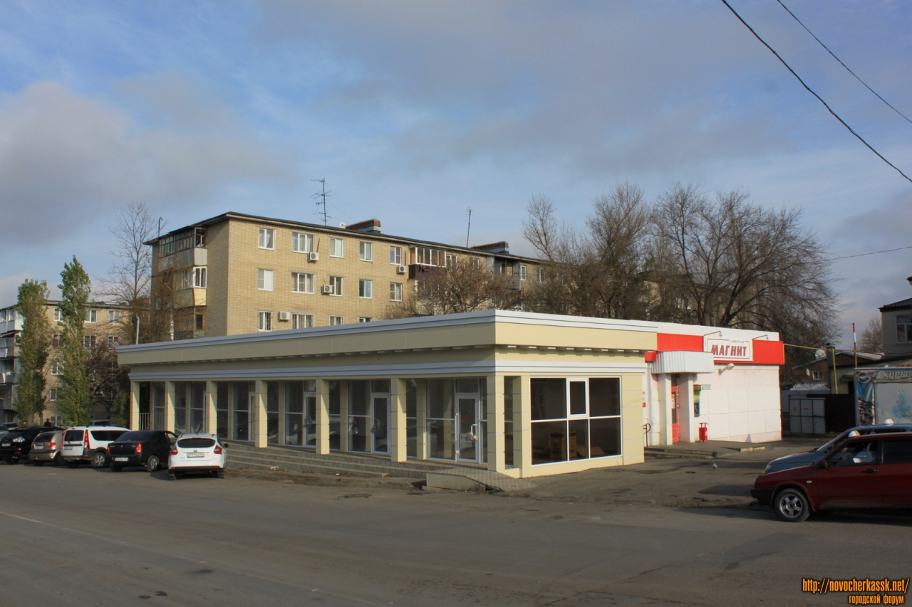 Новочеркасск: Сооружение на месте парковки (а ранее цветочного рынка) на углу Ленгника и Баклановского