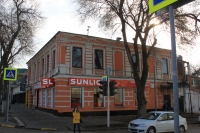 Угол Московской и Лебедя. Магазин «Sunlight»