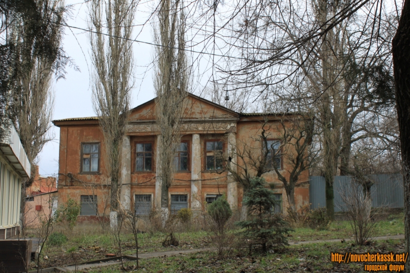 Новочеркасск: Одно из зданий войскового арсенала. Площадь Троицкая