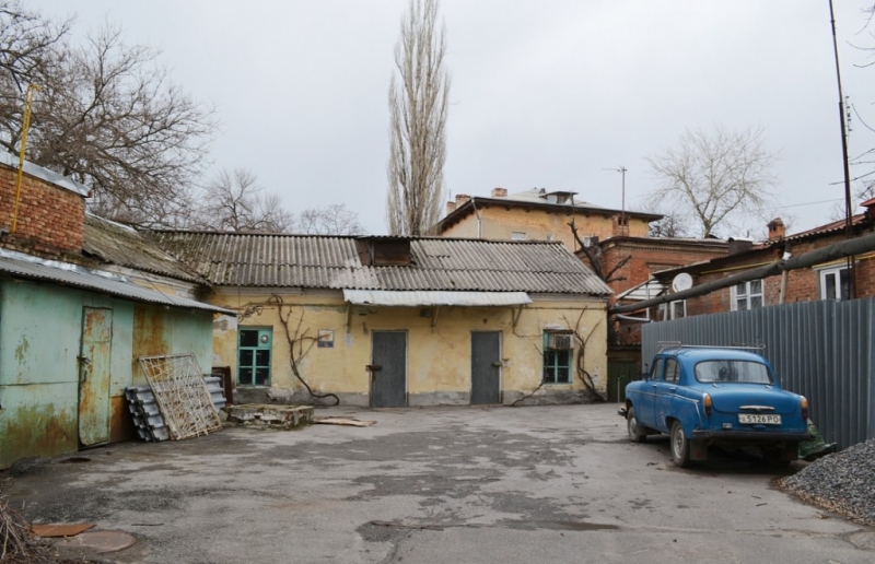 Новочеркасск: Улица Дубовского, 2Б. Во дворе
