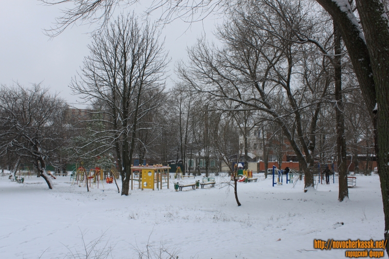 Новочеркасск: Детская площадка в сквере на площади Чапаева
