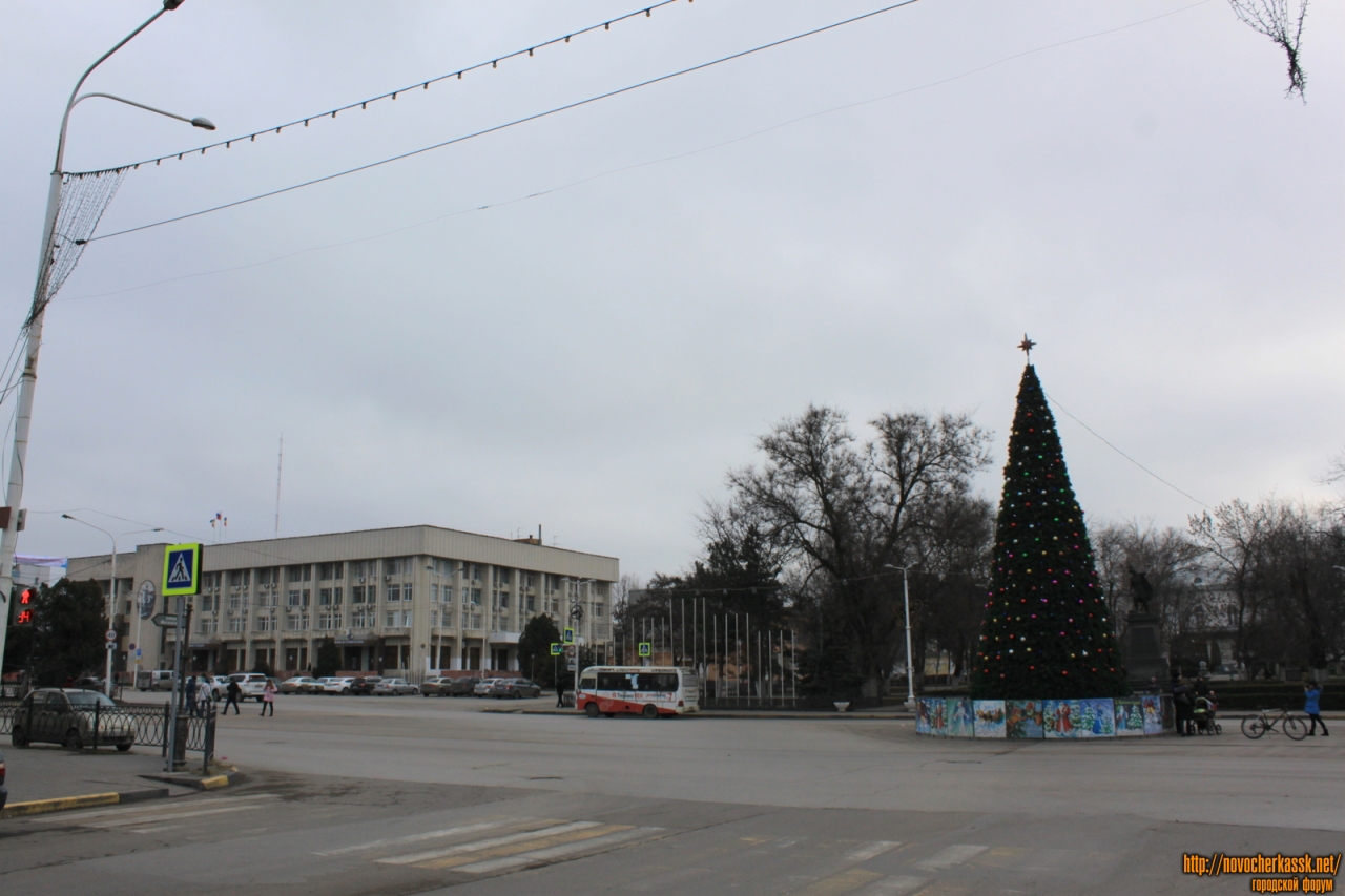 Новочеркасск: Проспект Платовский, ёлка и здание Администрации