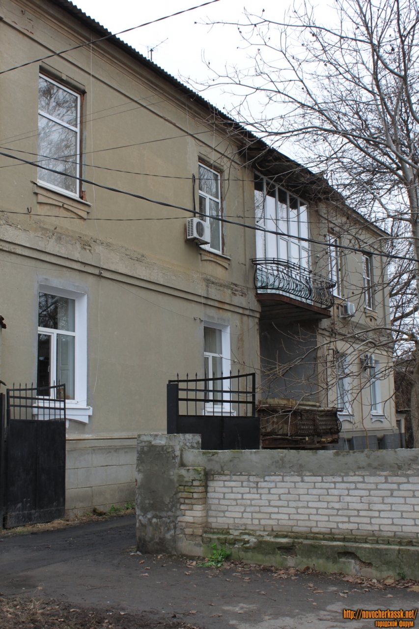 Новочеркасск: Улица Красноармейская, 11. Балконы с боковой стороны дома