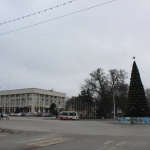 Проспект Платовский, ёлка и здание Администрации