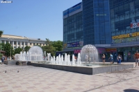 Фонтан перед универмагом