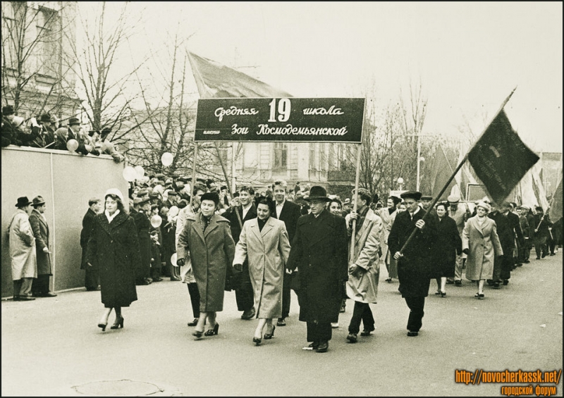 Новочеркасск: 19 школа на демонстрации. Улица Московская. 1961 год