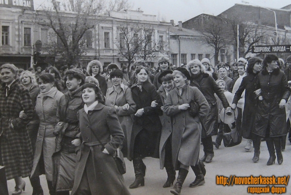 Новочеркасск: Демонстрация на Платовском проспекте