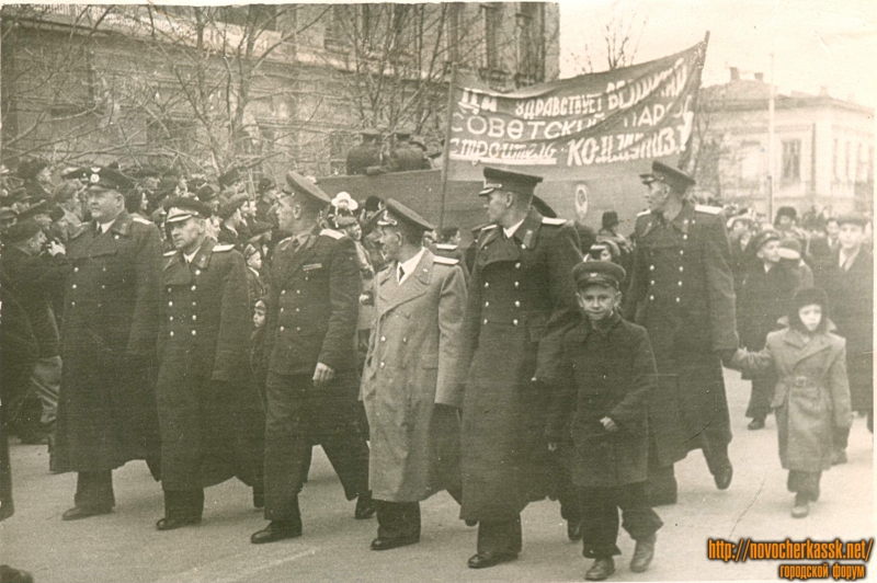 Новочеркасск: Демонстрация 7 ноября 1957 г. Возле 1 школы. Улица Московская
