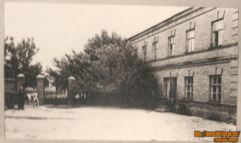 Новочеркасск: Здание во дворе дома №138 по Просвещения или по Михайловской №164. Кирпичные столбы ворот и калитки сохранились