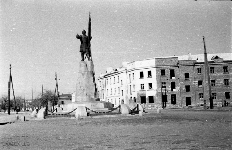 Новочеркасск: Памятник Ермаку в Новочеркасске. Фото времён оккупации города