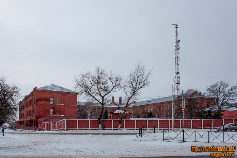 Новочеркасск: Пересечение пр. Баклановского и ул. Кривошлыкова. Здание бывшего кадетского корпуса