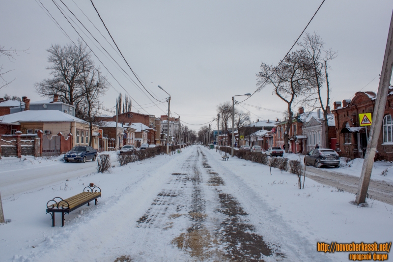 Новочеркасск: Аллея на улице Просвещения в сторону Московской