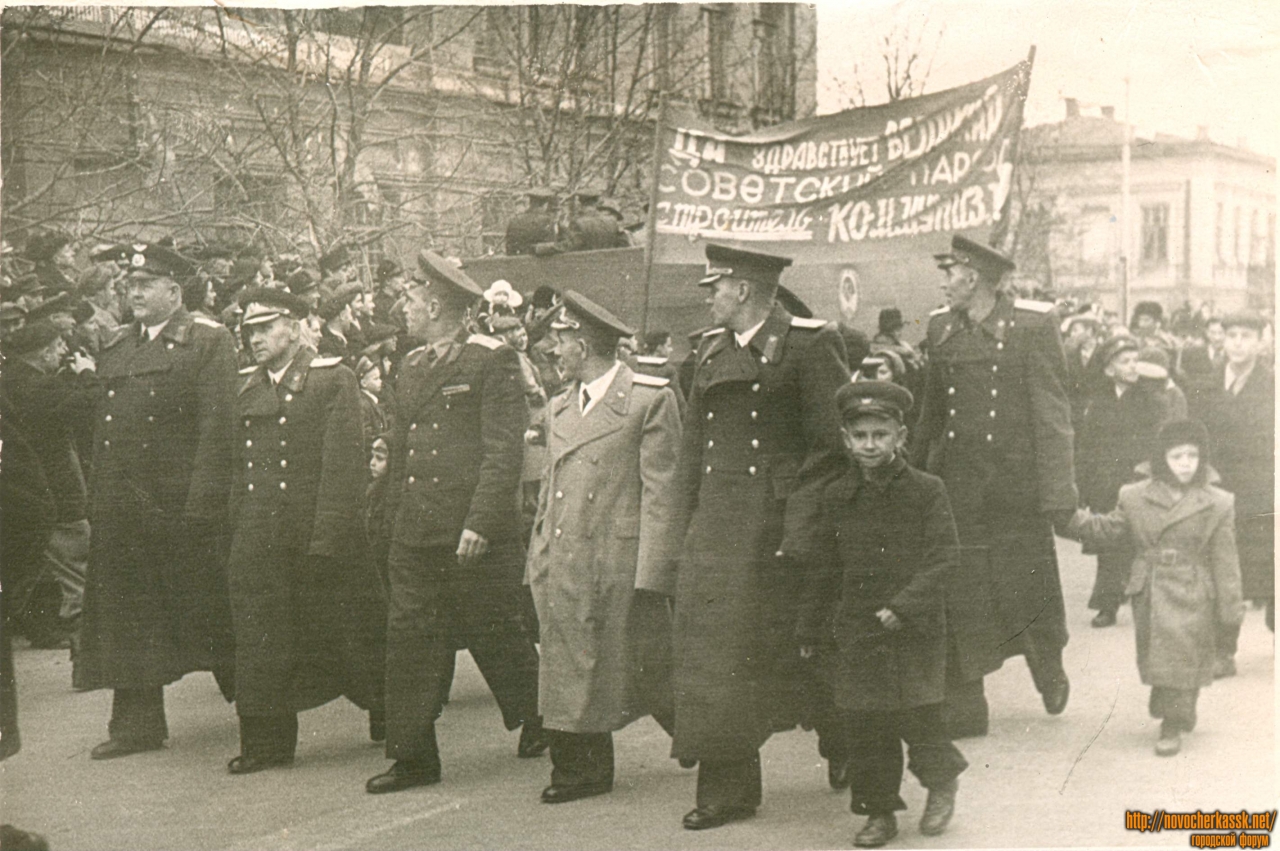 Новочеркасск: Демонстрация 7 ноября 1957 г. Возле 1 школы. Улица Московская