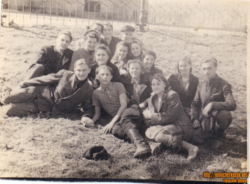 Новочеркасск: Группа Торгового техникума на воскреснике в скверике у Собора. 1951-1952 год