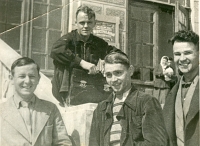Апрель 1940 г. На ступенях главного корпуса НИИ