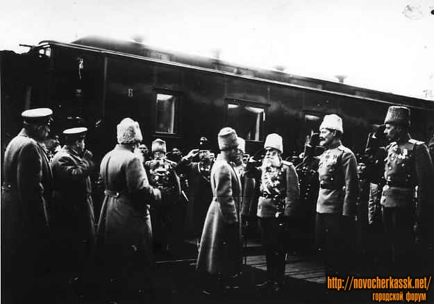 Новочеркасск: Император Николай II у поезда в Новочеркасске среди встречающих